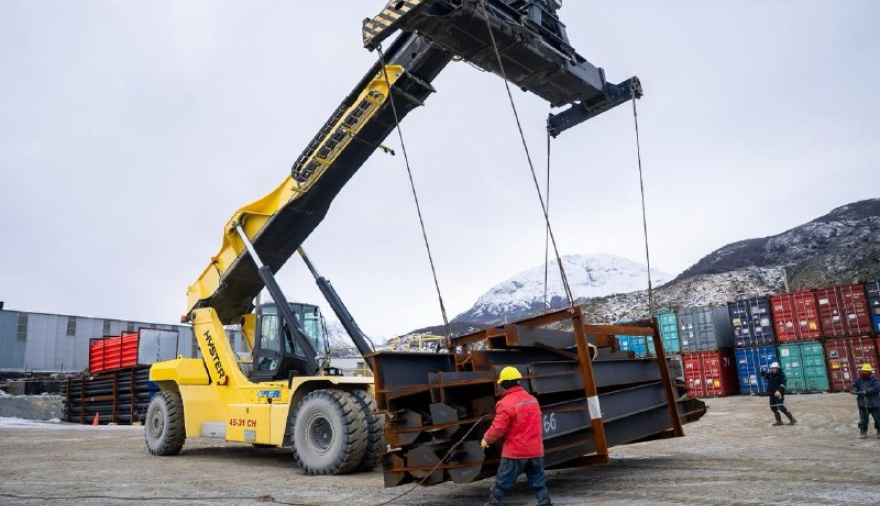 Nueva usina en Ushuaia: Ya se descargaron 4.500 toneladas de componentes