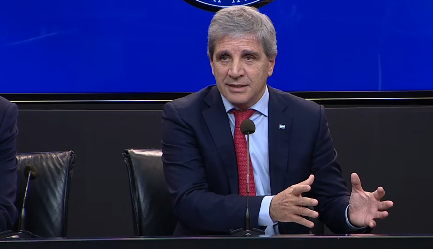 Caputo anunció una flexibilización para los prestamos en dólares para empresas