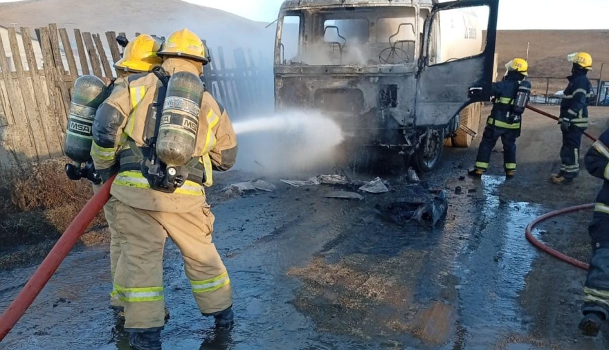 Río Grande: Evacuaron zona residencial por el incendio de un camión de gas