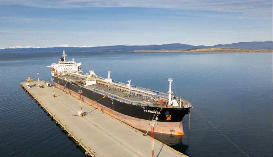 El Ejecutivo provincial repudia la operación de un buque petrolero de bandera británica en el Puerto de Ushuaia