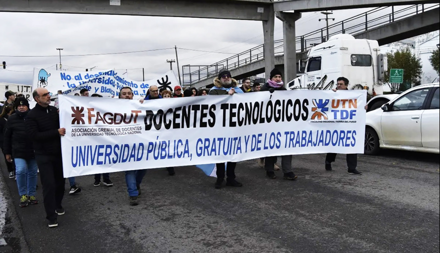 Docentes universitarios cumplen con un paro nacional tras rechazar propuesta salarial