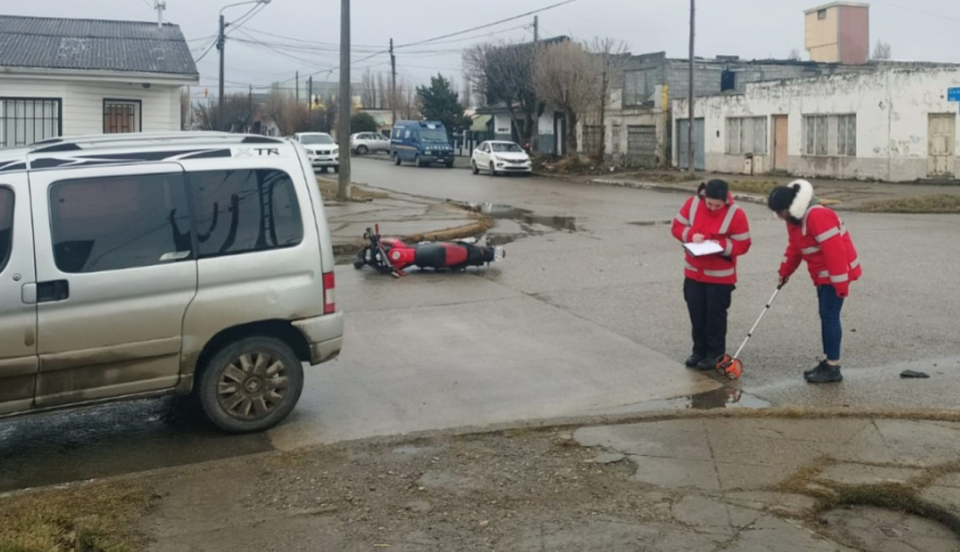 Río Grande: Un motociclista fue hospitalizado tras colisionar con un utilitario