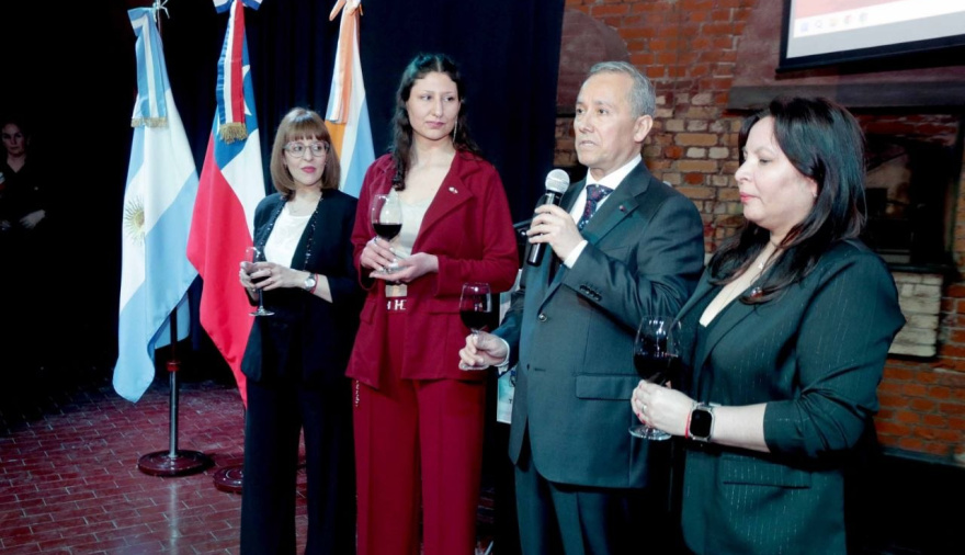 Funcionarios municipales participaron de la conmemoración del Día Nacional de la Republica de Chile