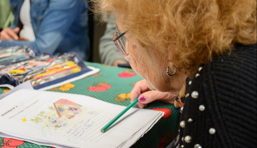 Alrededor de 400 adultos mayores aprendieron a leer y escribir en los últimos cuatro años
