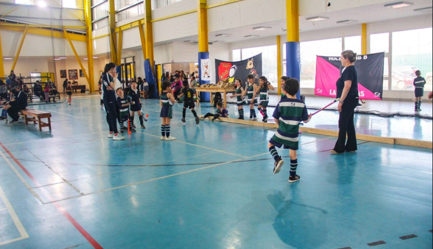 Tolhuin recibio a más de 140 niños y niñas en un encuentro regional de hockey