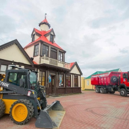 El Municipio inauguró la exposición histórica de Vialidad Nacional "Se hace camino al andar"