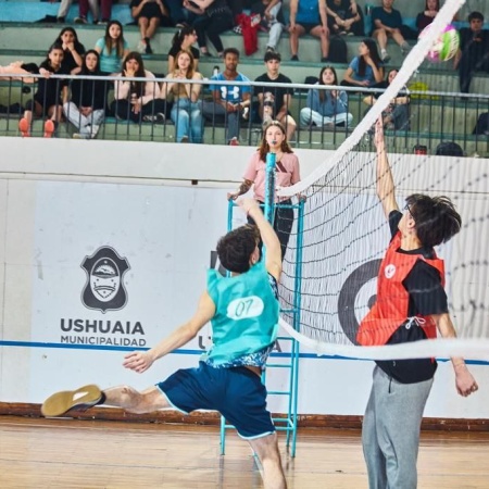 El "Ushuaia Joven" llevó adelante el torneo de voley mixto en la cancha 4