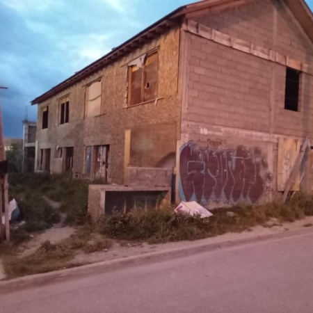 Un hombre fue herido con arma blanca y arrojado desde un primer piso