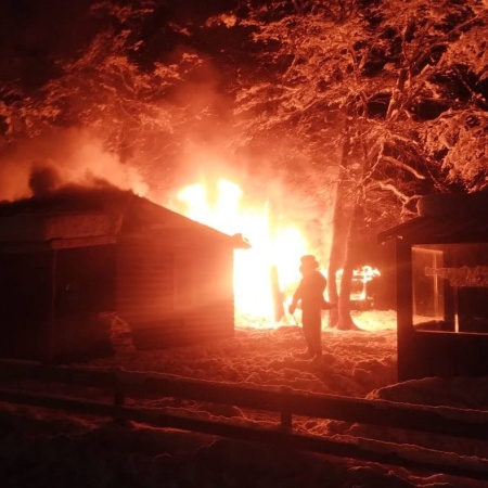 Se incendió una cabaña en el Valle de las Cotorras