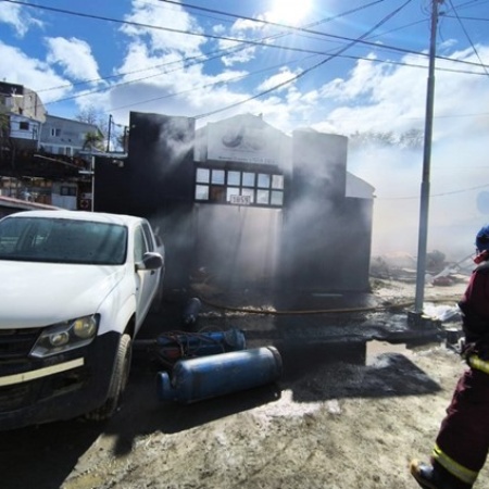 Incendio destruyó tres viviendas y taller en Ushuaia