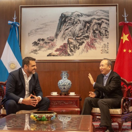 Vuoto se reunió con Wang Wei, embajador de China