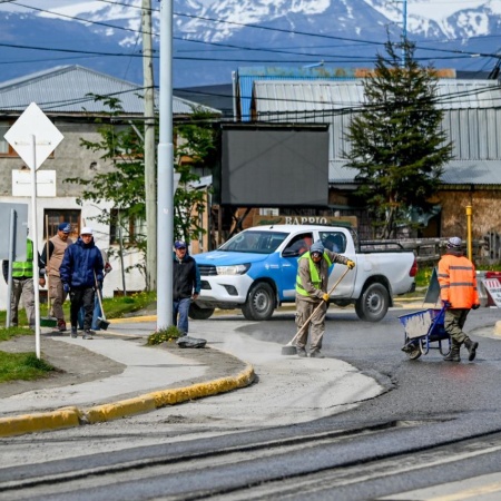 El Municipio junto a Agrotécnica Fueguina realizaron tareas de limpieza en la vía pública