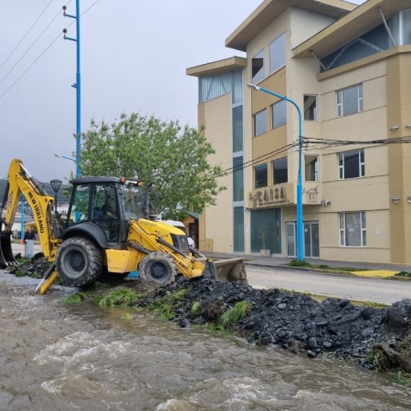 Arroyo Buena Esperanza: La Municipalidad de Ushuaia tomó intervencion en el desborde