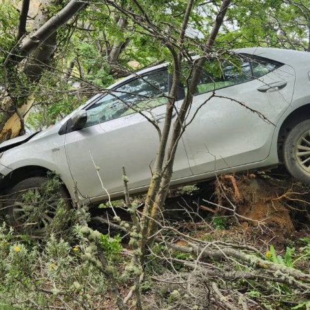 Un auto sin ocupantes se desbarrancó en Ushuaia