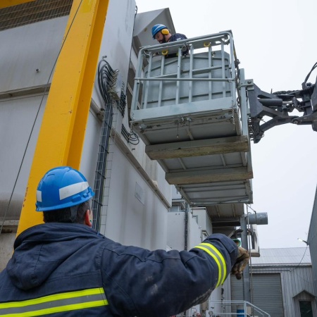 Personal de la DPE continúa trabajando para garantizar el servicio de energía eléctrica en Ushuaia