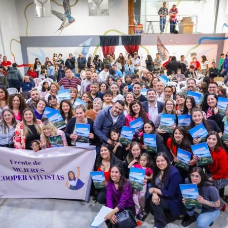 La Municipalidad de Ushuaia entregó 34 decretos de preadjudicación a familias de mujeres cooperativistas