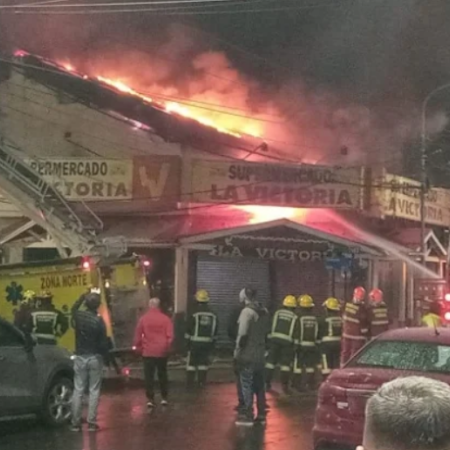 Incendio intencional consumió gran parte del supermercado La Victoria