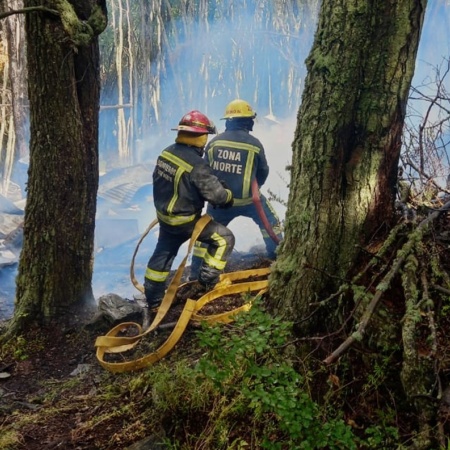 Defensa Civil colaboró en tareas de rigor en el incendio en Las Raíces