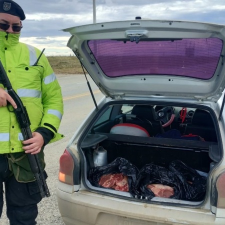 Hallan carne vacuna en el baúl de un auto