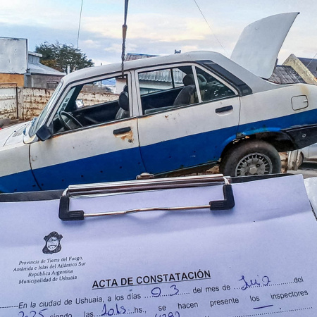 El Municipio de Ushuaia continúa retirando vehículos abandonados en la vía pública
