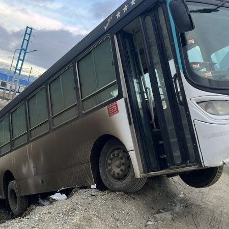 Susto sin heridos en Héroes de Malvinas: un colectivo se desbarrancó sin pasajeros