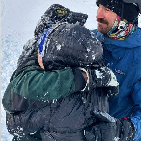 Rescataron a dos personas que fueron sepultadas por una avalancha de nieve