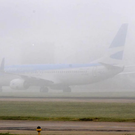 Vuelos demorados y desviados en Ezeiza por la niebla