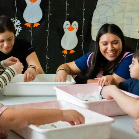 Niños, niñas y adolescentes disfrutan de las actividades educativas de Invierno TDF