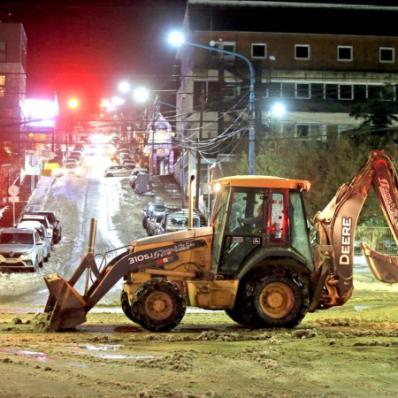 La municipalidad de Ushuaia realizó un operativo de limpieza nocturno en avenida Maipú