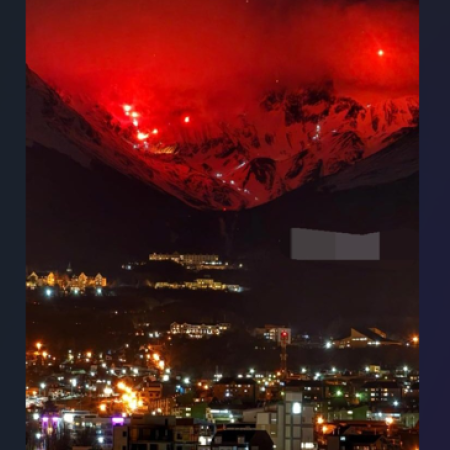 Se realizó la bajada con antorchas del Glaciar Martial