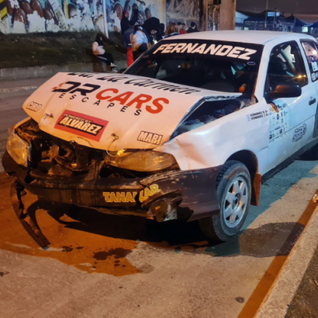 Un auto preparado para competir en la Hermandad chocó en la rotonda de la trucha