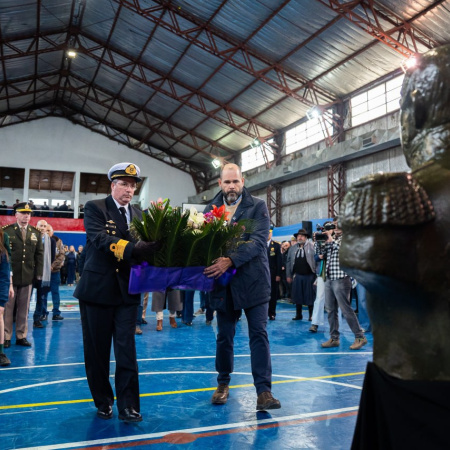 Instituciones, funcionarios y fuerzas de seguridad rindieron homenaje al General San Martín