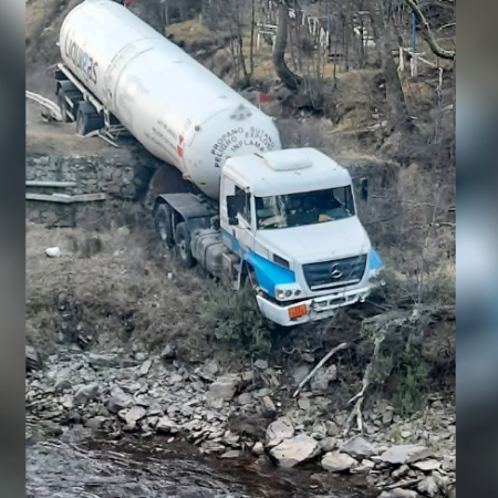 Despistó camión cargado con gas en la Ruta 3