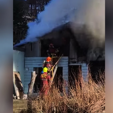 Varias familias quedaron en la calle tras incendiarse su vivienda