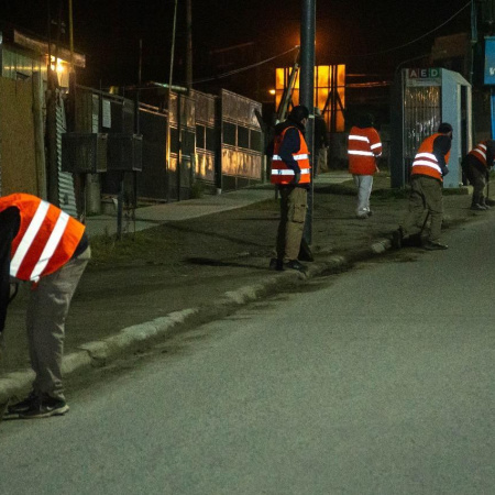 Personal municipal limpió las calles 12 de Octubre y Fuegia Basket