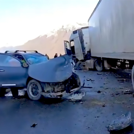 Un camión chocó contra una camioneta en una curva de la Ruta 3