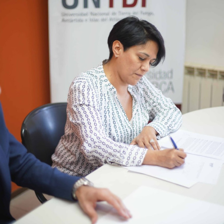 La Agencia de Innovación y la UNTDF fortalecen la cooperación institucional con la firma de convenios