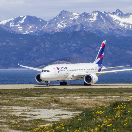 Unos 30 pasajeros abordaron en Ushuaia el vuelo hacia Malvinas