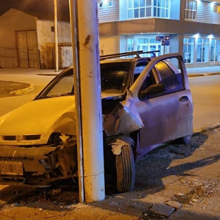 Un conductor borracho estrelló su auto en la esquina de la Morgue Judicial