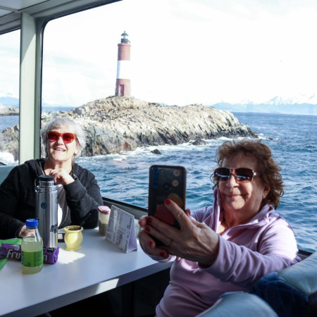 Mes de las y los jubilados: Paseo en catamarán por el Canal de Beagle