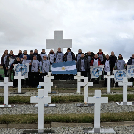 Excombatientes del CECIM La Plata visitaron el Cementerio de Darwin y exigieron completar el proceso de identificación