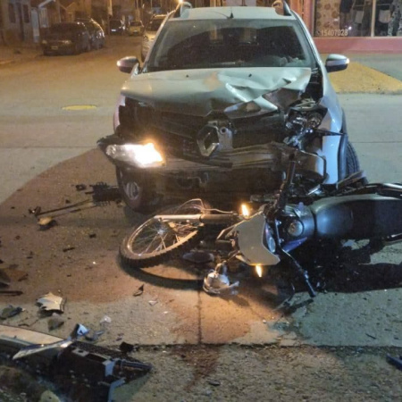 Río Grande: dos personas en moto terminaron hospitalizadas tras fuerte choque