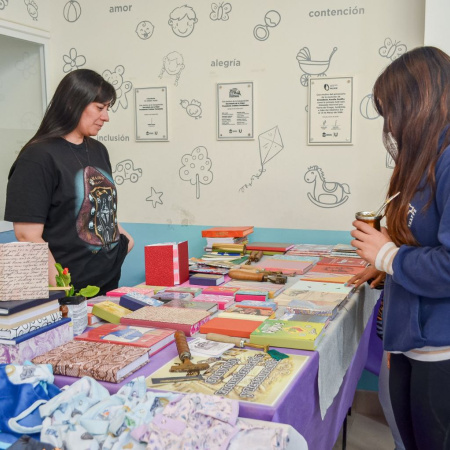 Cientos de vecinos y vecinas asistieron a la edición "Día de la Madre" del Mercado Concentrador de Ushuaia