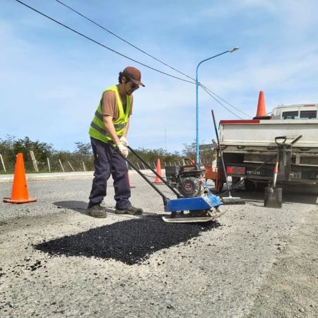 El Municipio continúa con las tareas de bacheo y recuperación vial