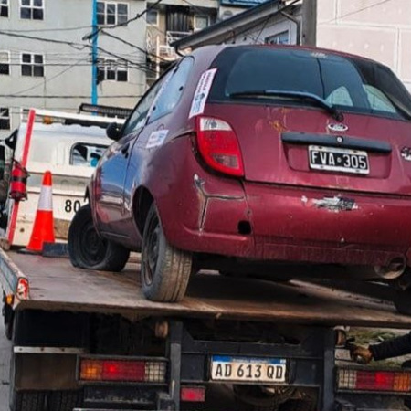 La Municipalidad de Ushuaia retira vehículos abandonados de la vía pública