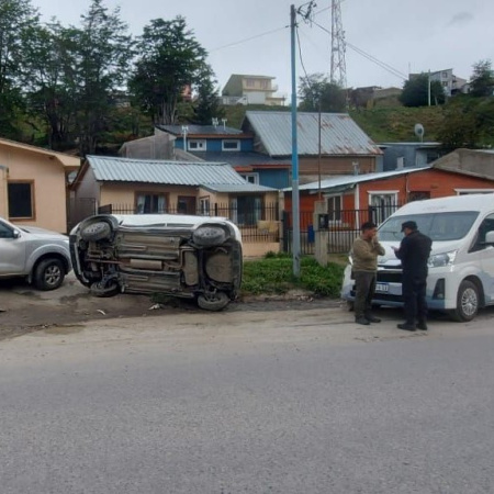 Un utilitario chocó contra dos vehículos estacionados