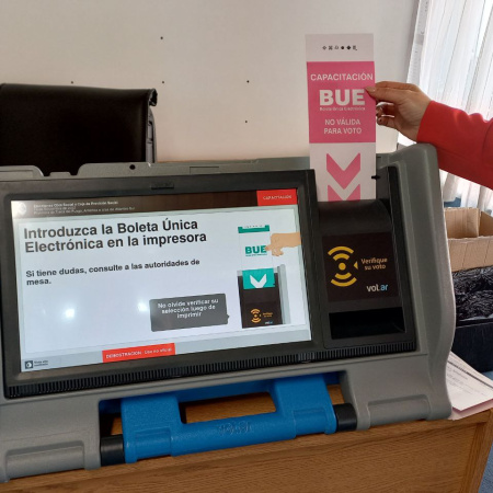 Habilitan la práctica de voto con máquinas de Boleta Única Electrónica (BUE)