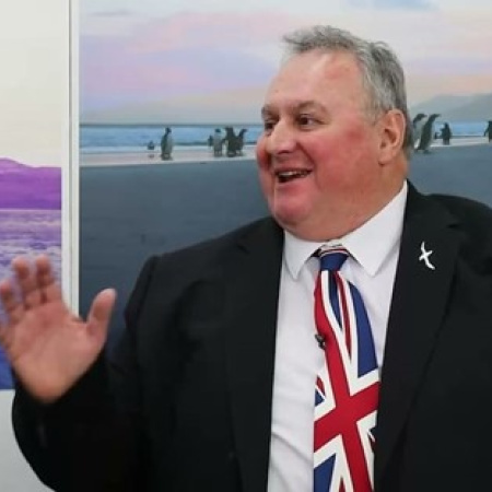 Legislador de Malvinas dijo que defenderá militarmente la soberanía del Reino Unido en caso de conflicto con Argentina