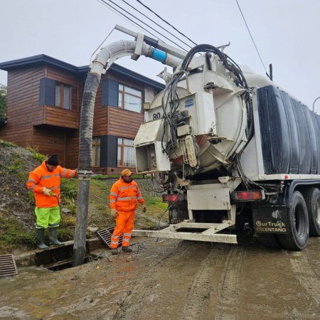 La Municipalidad de Ushuaia interviene en zonas anegadas tras las intensas precipitaciones