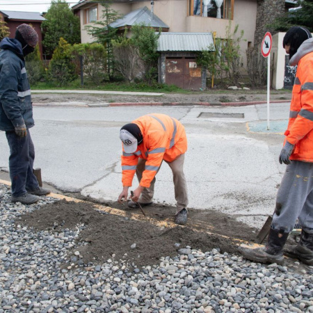 Personal municipal avanza con la limpieza de alcantarillas